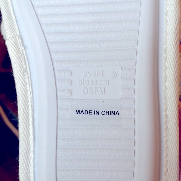 NIB  “Babe” Slippers Fuzzy, white, size one size fits most - Picture 5 of 6